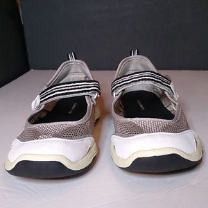 Lands End Women's Water Shoe's Flat .Grey / White Sz 8 B . Pre-owned .